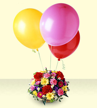 Mixed basket of 15 flowers with 3 balloons.