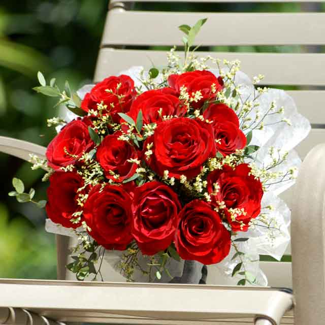 red roses vase 