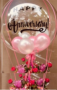 Happy anniversary transparent printed transparent balloon with 4 pink and red balloons and 20 pink roses arrangement
