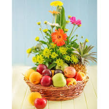 12 roses Basket of 2kg fruits